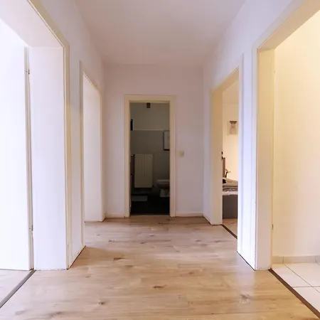 Workerslodge Fuer 6 Gaeste Mit Garage & Balkon דירה *