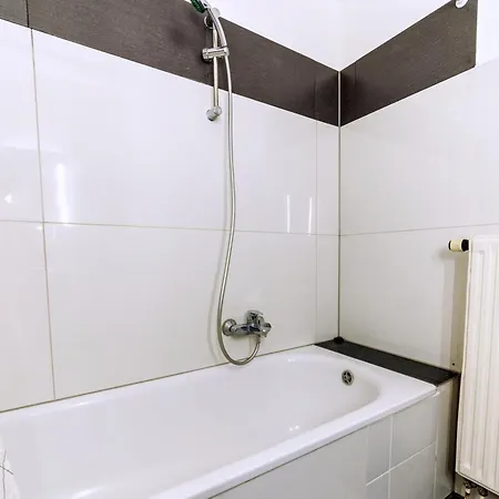 Workerslodge Fuer 6 Gaeste Mit Garage & Balkon דירה קרפלד